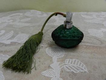 Flacon - green glass - 1930 Flacon - green glass - 1930